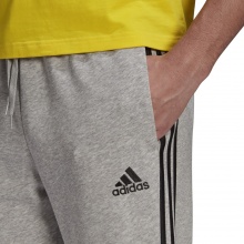 adidas Freizeit-Jogginghose Essentials French Terry Tapered Cuff 3-Streifen lang grau Herren